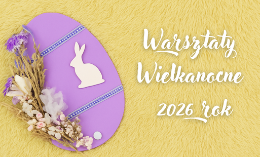 Na grafice znajduje się jajko wielkanocne z zajączkiem, ozdobione po lewej stronie z kwiatami. Po prawej znajduje się napis "Warsztaty Wielkanocne 2026 rok". Tło jest w kolorze żółtym i ma fakturę dywanu.